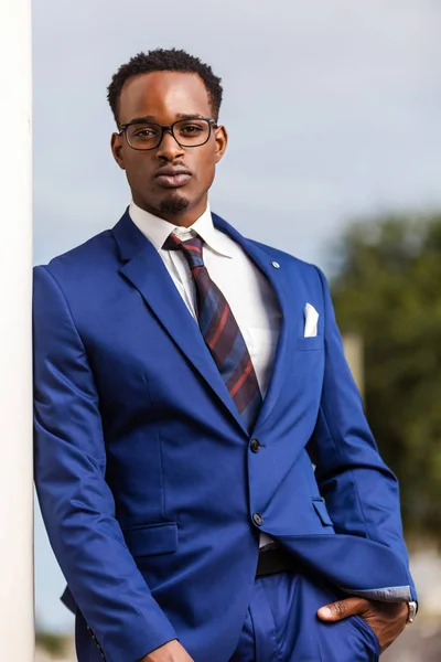 Buiten Staand portret van een zwart African American Business m — Stockfoto
