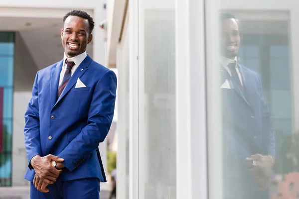 Retrato de pie al aire libre de un negocio afroamericano negro m — Foto de Stock