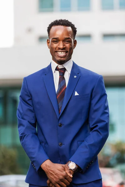 Buiten Staand portret van een zwart African American Business m — Stockfoto