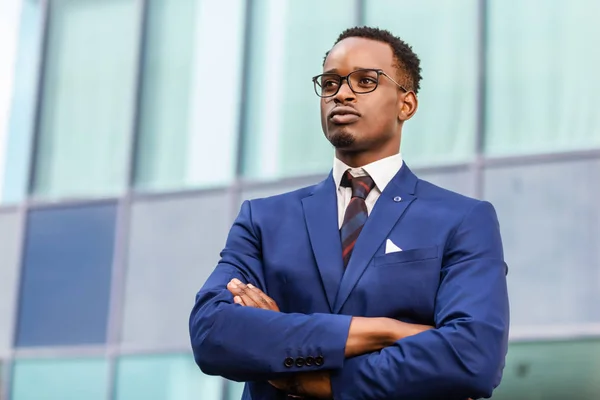 Utomhus stående porträtt av en svart afrikansk American Business m — Stockfoto