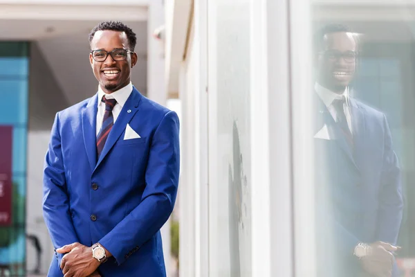 Buiten Staand portret van een zwart African American Business m — Stockfoto