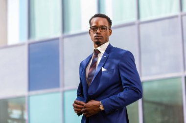 Siyah bir Afro-Amerikan iş m açık ayakta portre