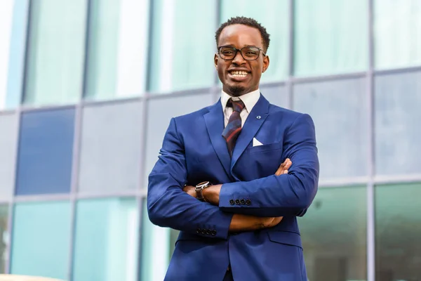 Ritratto in piedi all'aperto di un business afroamericano nero m — Foto Stock