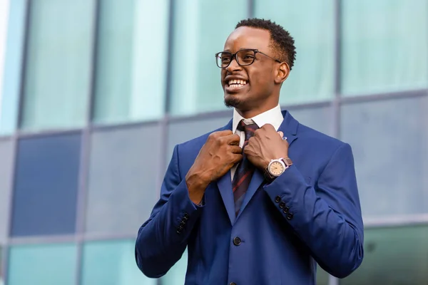 Retrato de pie al aire libre de un negocio afroamericano negro m — Foto de Stock