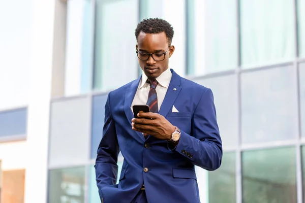 Retrato de pie al aire libre de un negocio afroamericano negro m — Foto de Stock