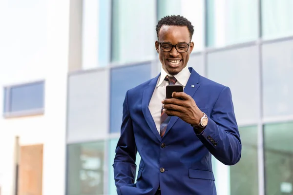 Retrato de pie al aire libre de un negocio afroamericano negro m — Foto de Stock