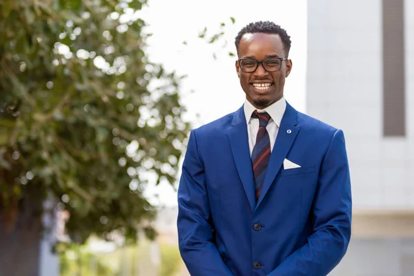 Retrato de pie al aire libre de un negocio afroamericano negro m — Foto de Stock