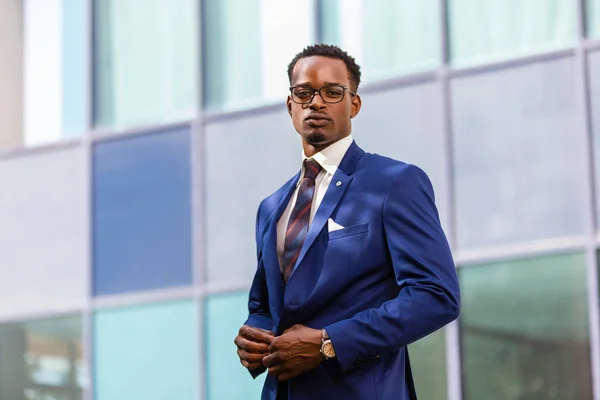 Ritratto in piedi all'aperto di un business afroamericano nero m — Foto Stock