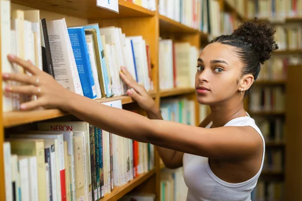 Svart afrikansk amerikansk ung flicka student studerar på skolan — Stockfoto