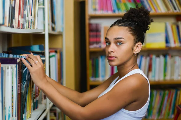 Zwarte African American Young Girl student studeren op de school — Stockfoto