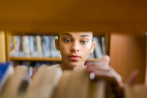 学校で勉強している黒人アフリカ系アメリカ人の若い女子学生 — ストック写真