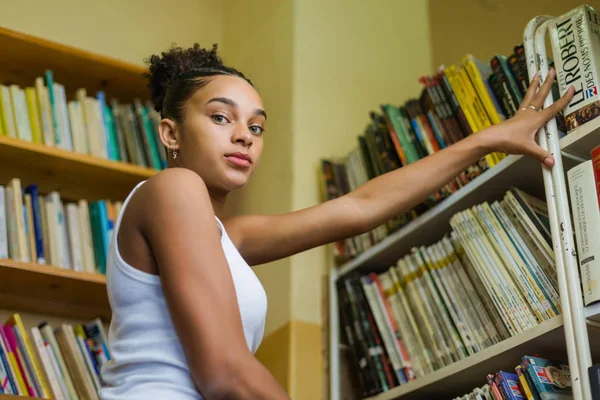 Schwarzafrikanisch-amerikanische Studentin studiert an der Schule — Stockfoto