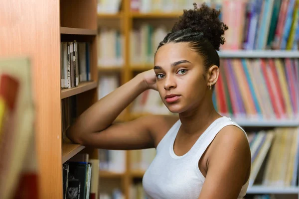 Schwarzafrikanisch-amerikanische Studentin studiert an der Schule — Stockfoto