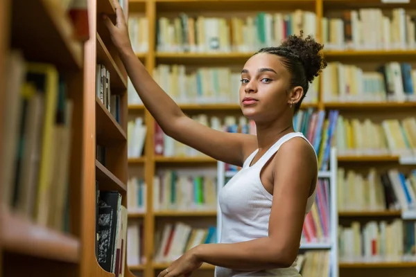 Svart afrikansk amerikansk ung flicka student studerar på skolan — Stockfoto