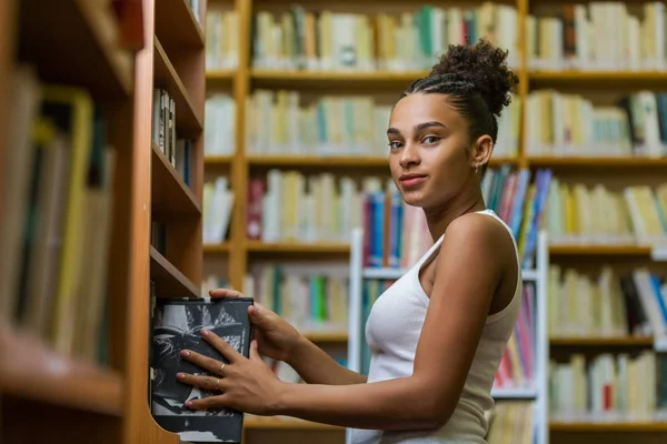 Svart afrikansk amerikansk ung flicka student studerar på skolan — Stockfoto