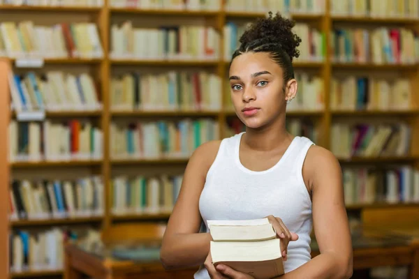 Nero africano americano giovane ragazza studente studiare a scuola — Foto Stock