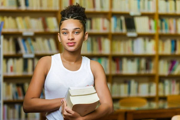 Siyah-amerikalı genç kız öğrenci okulda eğitim — Stok fotoğraf