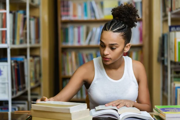 Czarny African amerykański młody Dziewczyna Student studying w The Szkoła — Zdjęcie stockowe