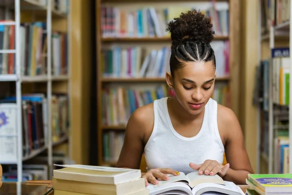 Zwarte African American Young Girl student studeren op de school — Stockfoto