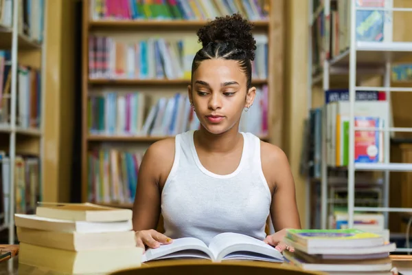 Schwarzafrikanisch-amerikanische Studentin studiert an der Schule — Stockfoto