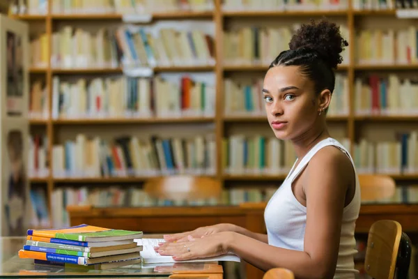 Svart afrikansk amerikansk ung flicka student studerar på skolan — Stockfoto