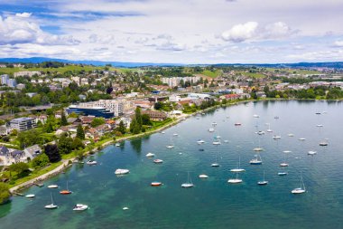 Leman sınırında Morges şehir rıhtımHavadan görünümü