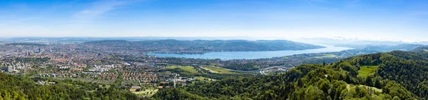 Panaromic vista de la ciudad de Zurich y el lago desde el mirador de Uetliberg —  Fotos de Stock