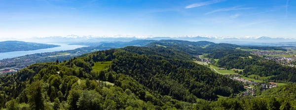 Panaromický pohled na curyšské město a jezero v Uetlibergské vyhlídce — Stock fotografie