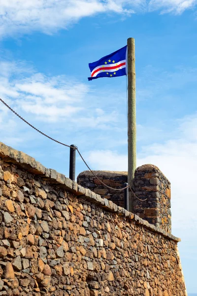 Vlajka Kapverd plující ve staré pevnosti Cidade Velha v Santiagu — Stock fotografie