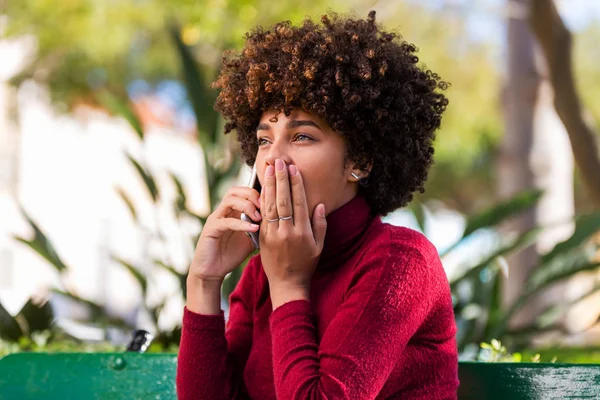 Utomhus porträtt av en ung svart African American ung kvinna s — Stockfoto