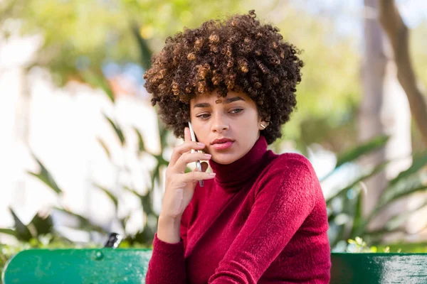 Portrait extérieur d une jeune afro-américaine noire jeune femme s — Photo