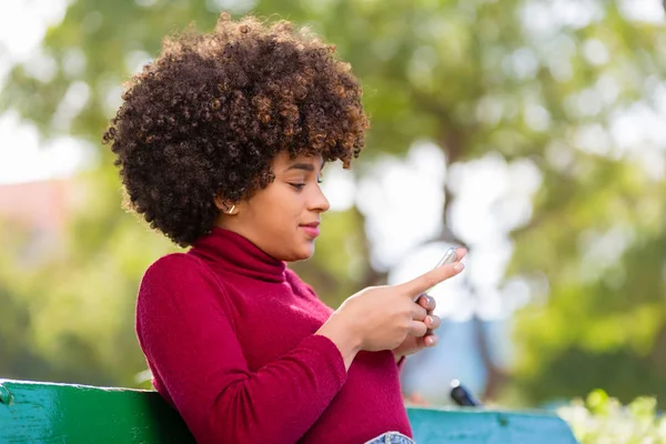 Retrato al aire libre de una joven afroamericana negra mujer t —  Fotos de Stock