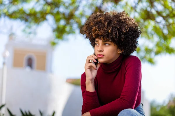 Ritratto all'aperto di una giovane donna afroamericana di colore — Foto Stock