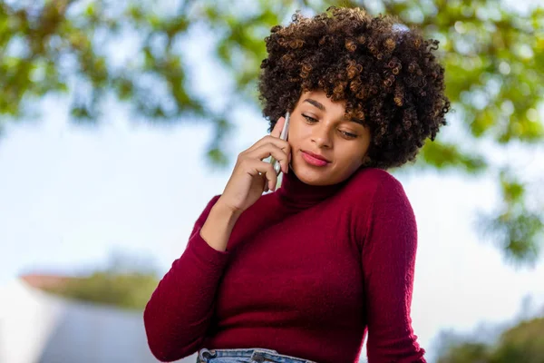 Außenporträt einer jungen schwarzafrikanisch-amerikanischen Frau — Stockfoto