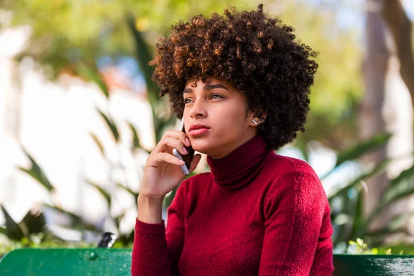 Retrato al aire libre de una joven afroamericana negra —  Fotos de Stock