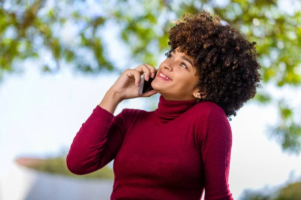 Außenporträt einer jungen schwarzafrikanisch-amerikanischen Frau — Stockfoto