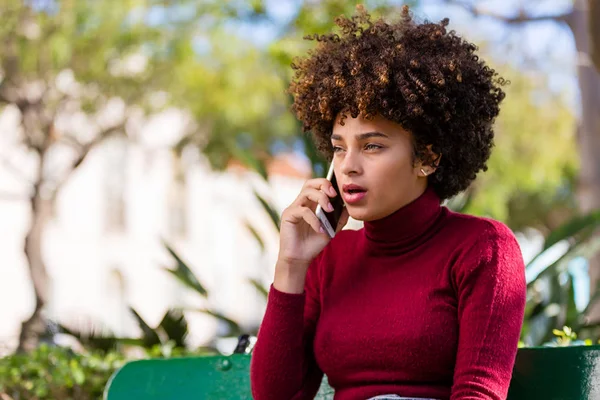 Retrato al aire libre de una joven afroamericana negra —  Fotos de Stock