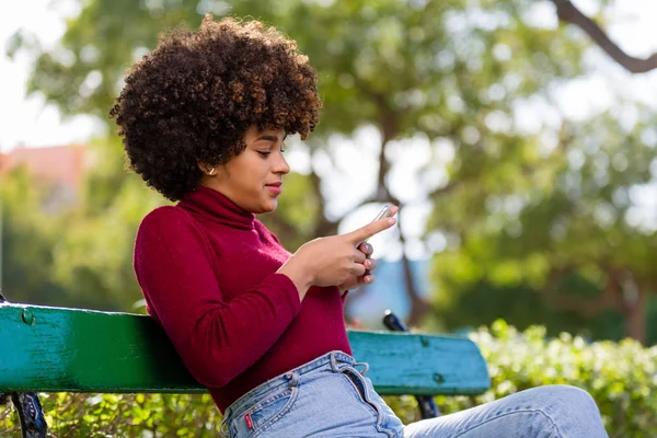 Retrato al aire libre de una joven afroamericana negra mujer t —  Fotos de Stock