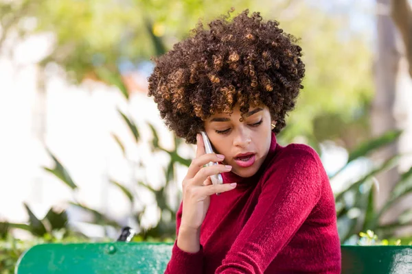 Portrait extérieur d une jeune afro-américaine noire jeune femme s — Photo