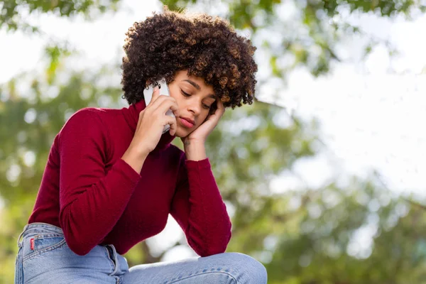 Ritratto all'aperto di una giovane donna afroamericana di colore — Foto Stock