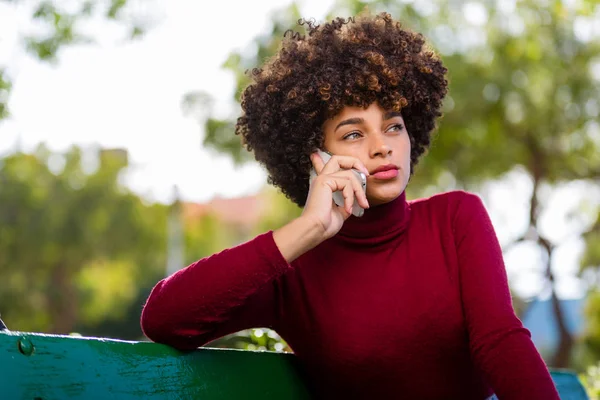 Portrait extérieur d une jeune afro-américaine noire jeune femme s — Photo