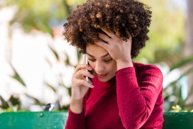 Açık bir genç siyah Afrikalı-Amerikalı genç kadın s portresi