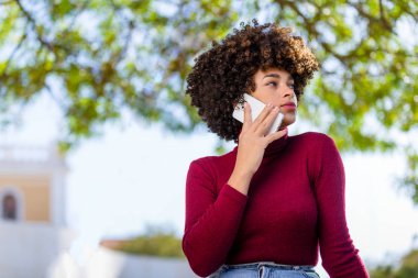 Açık bir genç siyah Afrikalı-Amerikalı genç kadın s portresi