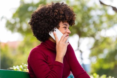 Açık bir genç siyah Afrikalı-Amerikalı genç kadın s portresi