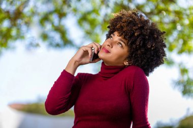 Açık bir genç siyah Afrikalı-Amerikalı genç kadın s portresi