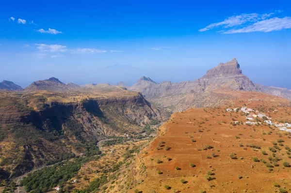 Vista aérea del monte Brianda en Rebeirao Manuel en Santiago isla — Foto de Stock