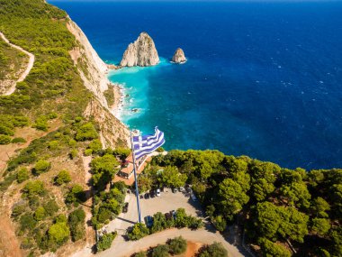 Keri Zakynth içinde havada sallayarak en büyük Yunan bayrağı