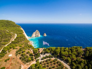 Keri Zakynth içinde havada sallayarak en büyük Yunan bayrağı