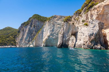 Yunanistan 'ın Zakynthos (Zante) adasındaki Keri mavi mağaralarının manzarası
