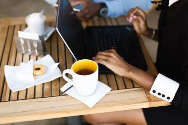 Siyah Afrikalı Amerikalı iş arkadaşları dijital takım çalışması arround yapıyor